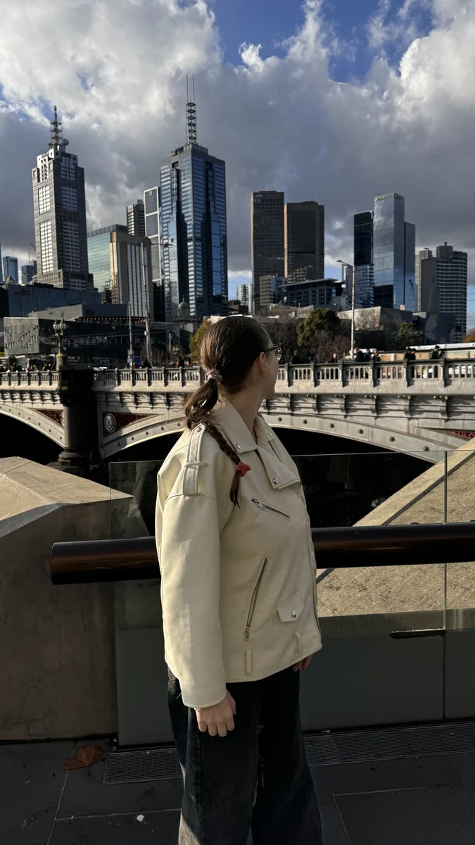 девушка на фоне города в Австралии