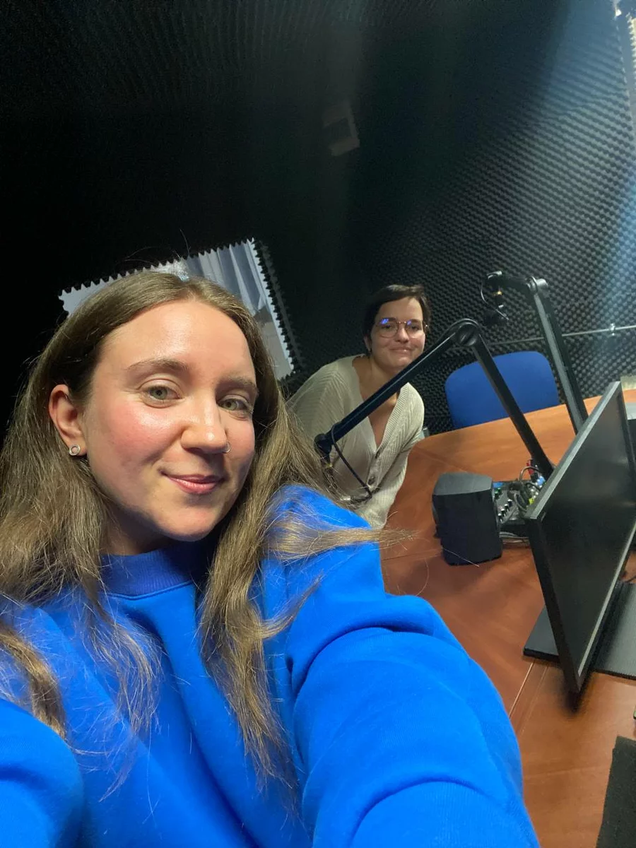 героиня интервью Кристина в студии ведет эфир на радио