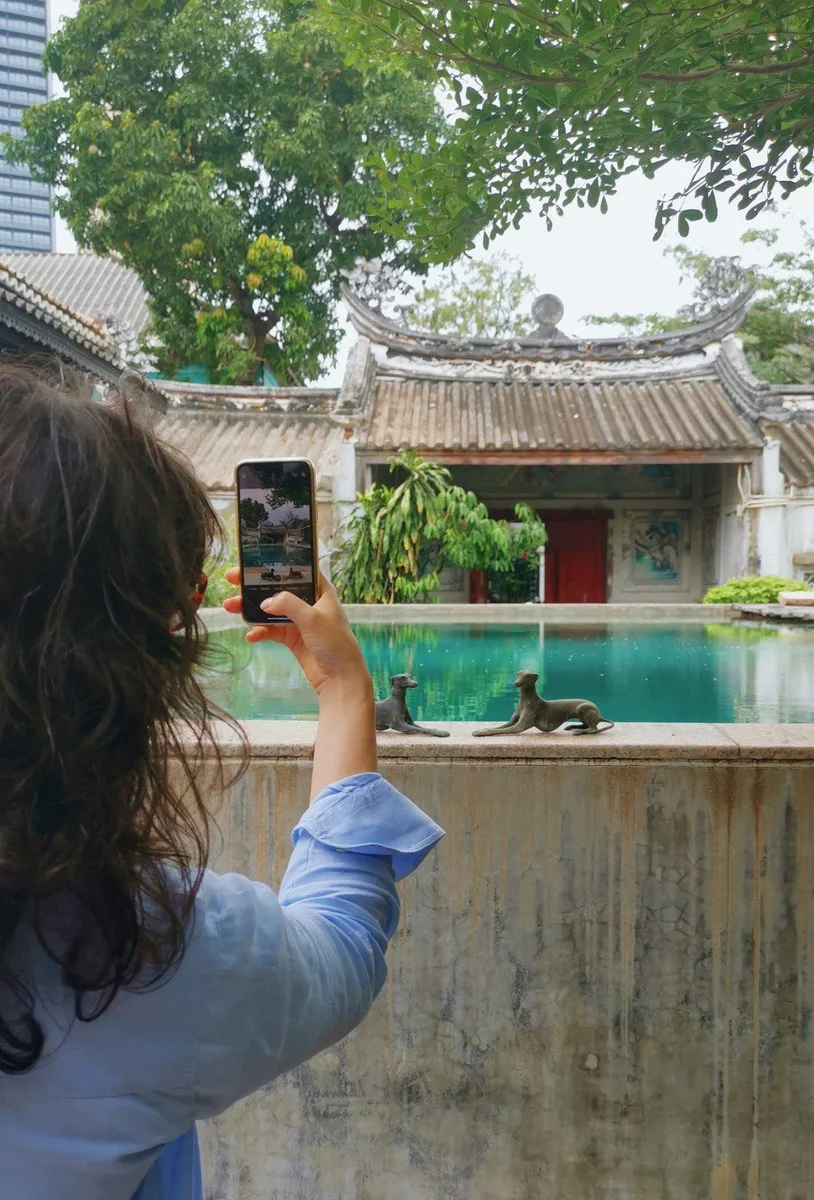 una mujer fotografiando las vistas