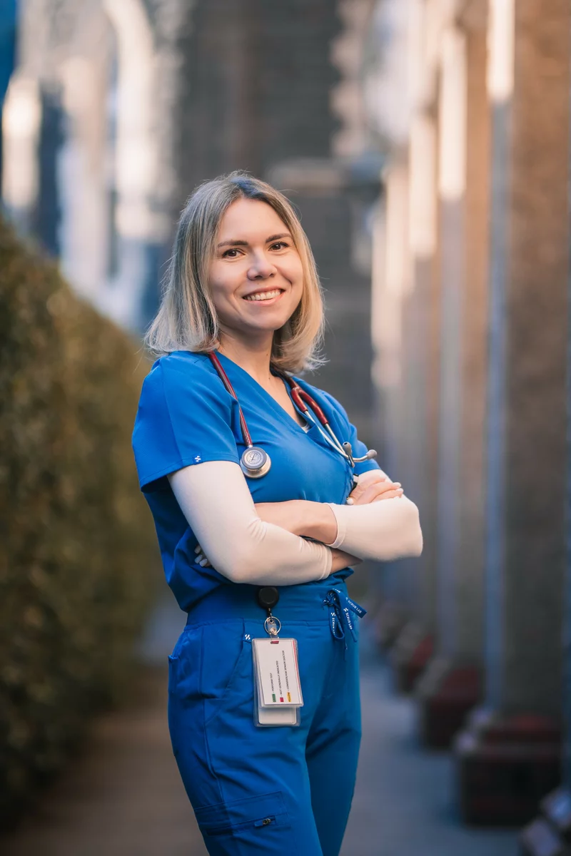 студентка-медсестра в форме в Австралии