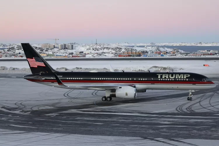  Самолёт с Дональдом Трампом-младшим приземляется в Нууке