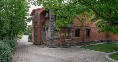 Villa 6 bedrooms with Furnitured, with Central heating, with Asphalted road in Georgia