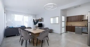 Casa 4 habitaciones con Aire acondicionado, con Jardín, con Aparcamiento cubierto en Dromolaxia, Chipre