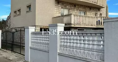 5 room house with double glazed windows, with balcony, with furniture in Podgorica, Montenegro