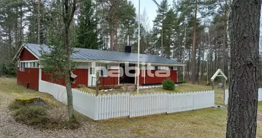 Villa 4 bedrooms with Needs Repair in Pyhtaeae, Finland