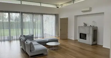 Casa 300 habitaciones en Pinki, Letonia