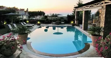 Вилла 4 комнаты  с видом на море, с бассейном, на первой береговой линии в Муниципалитет Кассандра, Греция