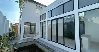 Villa 3 habitaciones con estacionamiento, con Tour online, con Televisión en Canggu, Indonesia