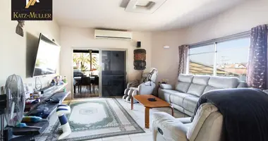 Villa 6 rooms in Kfar Yona, Israel