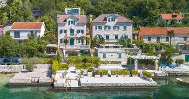 Villa  con Aire acondicionado, con Patio, con Sótano en Dobrota, Montenegro