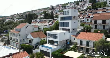Villa  mit Meerblick, mit Garage in Tivat, Montenegro