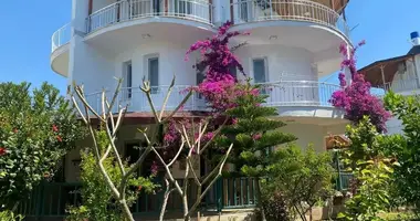 Villa 4 rooms with parking in Alanya, Turkey