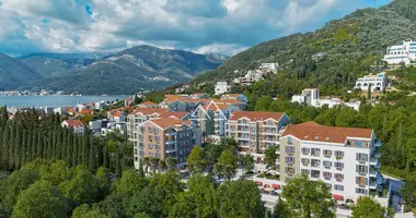 Apartamento 4 habitaciones en Tivat, Montenegro