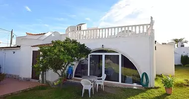 Villa  mit Möbliert, mit Terrasse, mit Nähe zu öffentlichen Verkehrsmitteln in Torrevieja, Spanien