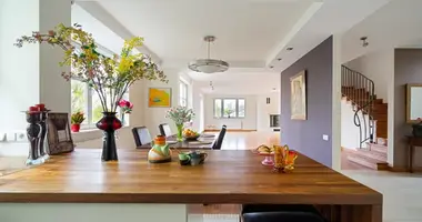 Wohnung 4 zimmer in Warschau, Polen
