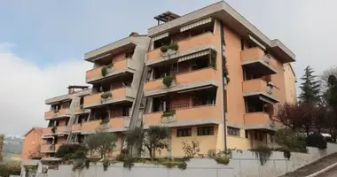 Apartamento 9 habitaciones en Macerata, Italia