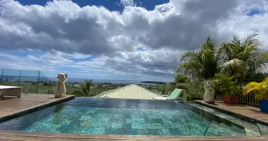 Villa  mit Schwimmbad, mit Garten in Grand Riviere Noire, Mauritius