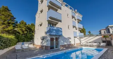 Hotel 468 m² in Podstrana, Kroatien