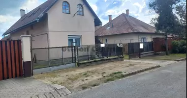 8 room house in Fot, Hungary