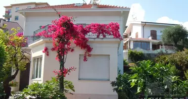 Villa 4 bedrooms with parking, with Balcony, with Air conditioner in Sanremo, Italy