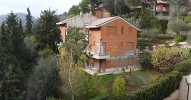 Apartamento 8 habitaciones en Ascoli Piceno, Italia