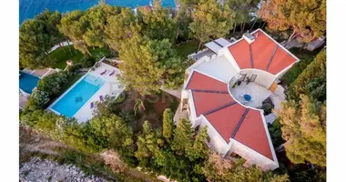 Villa 5 rooms in Selca, Croatia