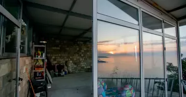 Вилла 4 комнаты  со стеклопакетами, с балконом, с мебелью в Rijeka-Rezevici, Черногория