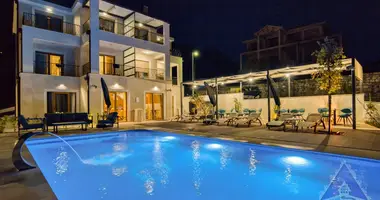 Villa  mit Möbliert, mit Meerblick, mit Schwimmbad in Rijeka-Rezevici, Montenegro