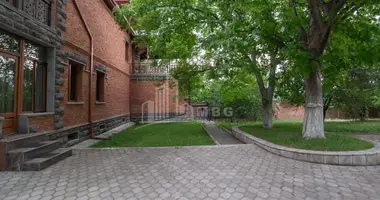 Villa 6 bedrooms with Furnitured, with Central heating, with Asphalted road in Georgia