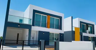 Villa 4 Zimmer mit Balkon, mit Klimaanlage, mit Parken in Gonyeli, Nordzypern