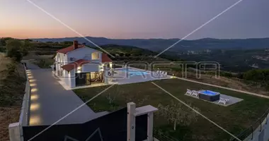 Dom 4 pokoi z taras, z obiekt podłączony jest do sieci elektrycznej, z Ownership document w Sveti Donat, Chorwacja