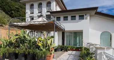 Villa 5 chambres dans Carrare, Italie