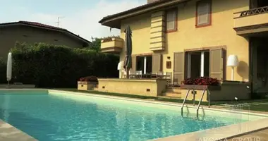 Villa  mit Parkplatz, mit Balkon, mit Klimaanlage in Forte dei Marmi, Italien