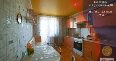 Apartamento 3 habitaciones en Zhodino, Bielorrusia