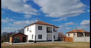 Villa 4 chambres avec Fenêtres double vitrage, avec Balcon, avec Meublesd dans Svilengrad, Bulgarie