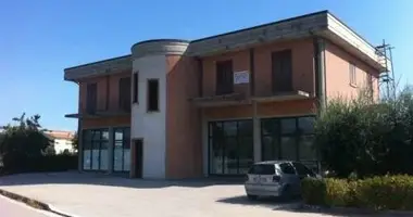 Nieruchomości komercyjne 520 m² w Terni, Włochy