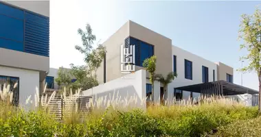 Villa 2 Zimmer mit Schwimmbad, mit Zentralheizung, mit Fernseher in Schardscha, Vereinigte Arabische Emirate