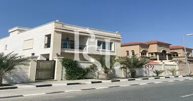 Villa  con Balcón, con jardín privado, con El cuarto de la mucama en Sharjah, Emiratos Árabes Unidos