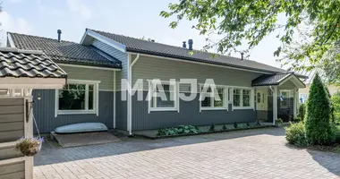 5 bedroom house in Maentsaelae, Finland