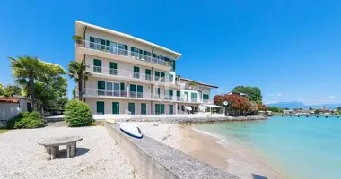 3 bedroom apartment in Sirmione, Italy