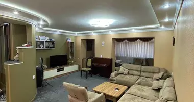 Квартира 5 комнат с балконом, с мебелью, с бытовой техникой в Мирзо-Улугбекский район, Узбекистан