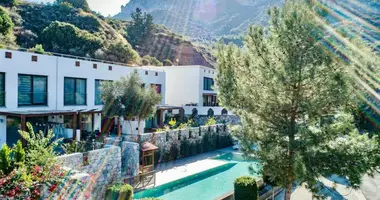 Adosado 4 habitaciones con balcón, con airea acondicionado, con vistas a las montañas en Bellapais, Chipre del Norte
