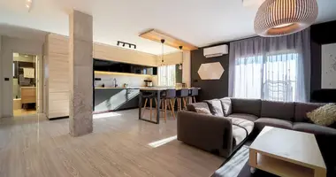 Apartamento 4 habitaciones en Avenida de Valdetorres, Španjolska