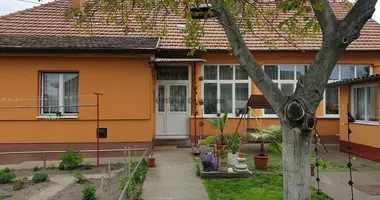 4 room house in Cegled, Hungary