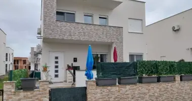 Haus 4 Schlafzimmer in Donji Stoj Shtoji i Poshtem, Montenegro