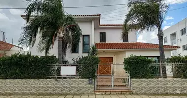 Dom 3 pokoi w Strovolos, Cyprus