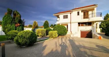 Villa 4 bedrooms with parking, with cable TV, with wi-fi in Podgorica, Montenegro