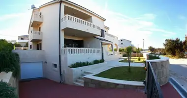 Villa 6 rooms in Selca, Croatia