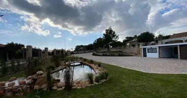 Haus 6 Schlafzimmer mit Klimaanlage, mit Schwimmbad, mit Garten in Souni-Zanatzia, Cyprus