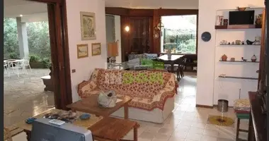 Вилла 8 комнат  с подвалом в Гроссето, Италия